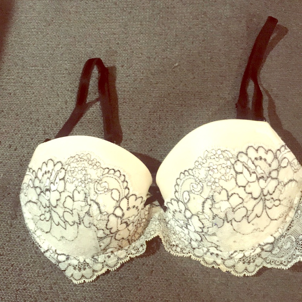 Victoria’s Secret lace bra w/rhinestone36B